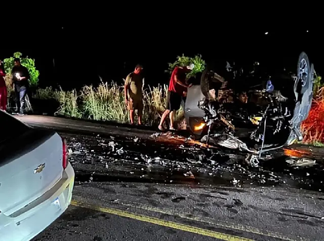 Colisão frontal entre carro e caminhonete deixa um morto na BR-158