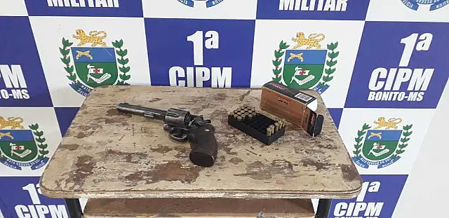 Durante reintegração de posse em fazenda, PM prende homem com revólver e munições