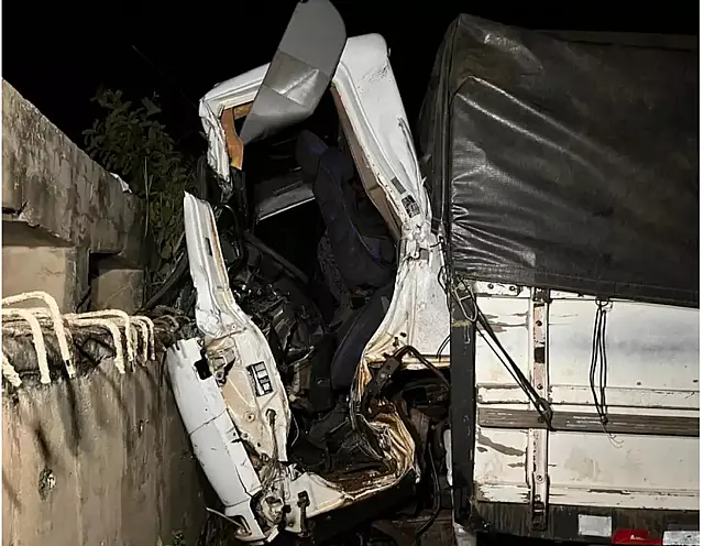 Caminhoneiro morre após bater veículo em ponte de concreto na BR-163
