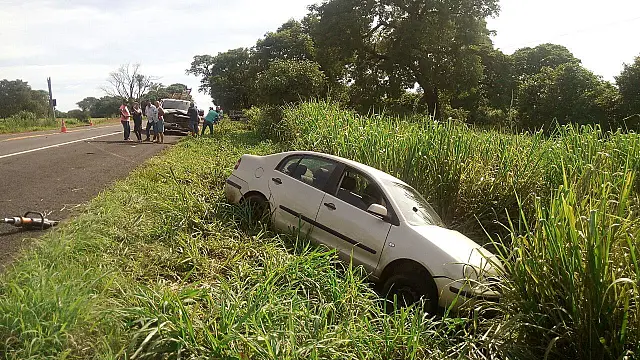 Motorista sai de estrada vicinal, é atingido por caminhonete e morre na BR-262