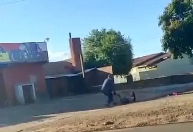 'Chama a polícia': Mulher é filmada sendo arrastada pela rua em MS