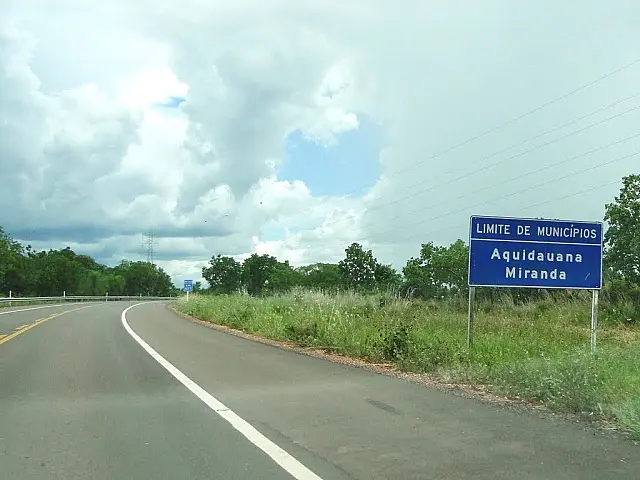 Bebedeira entre amigos termina com dois esfaqueados e um foragido