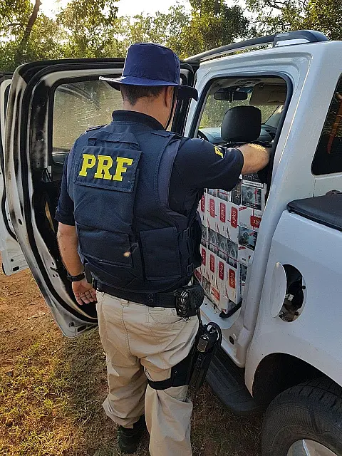 PRF apreende 30 mil maços de cigarros em caminhonete roubada