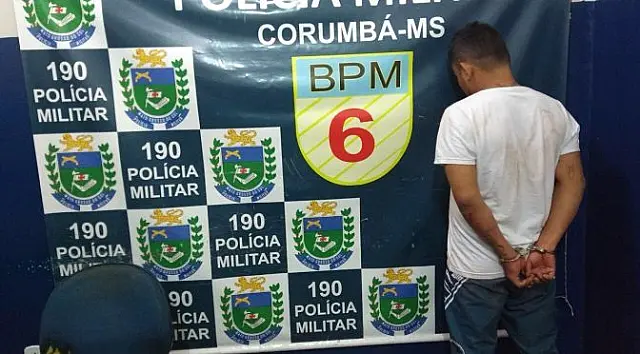 Homem agride irmã com cadeirada e ameaça matá-la com faca