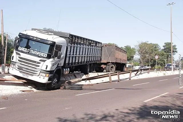 Motorista de carreta perde controle e acerta guard-rail na Duque de Caixas