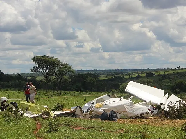 Avião caiu 13 min após decolagem e polícia suspeita de pouso forçado