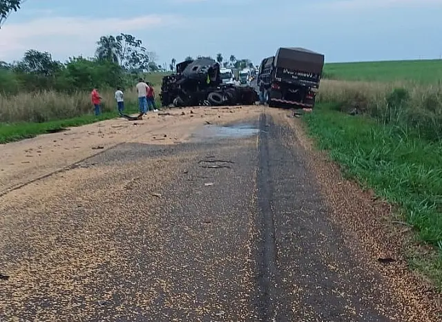 Carretas colidem e rodovia entre Ivinhema e Deodápolis está interditada