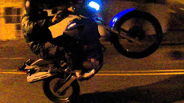 Motoqueiro embriagado empina moto ao abrir sinal e é preso pela Polícia