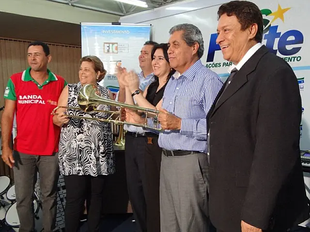 Governo entrega kits musicais a 10 municípios