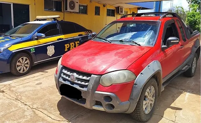 PRF apreende carro com placas falsas e registro de roubo na Bahia