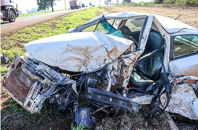 Motorista fica em estado grave após colidir em carreta na BR-262
