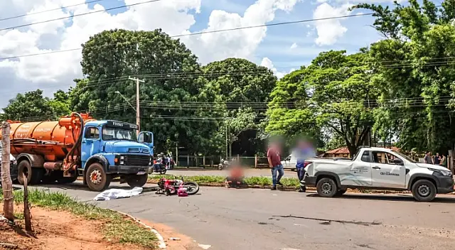Motociclista é atingida por caminhão e morre na Capital