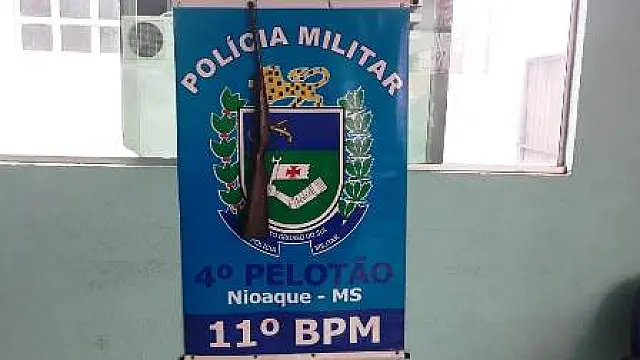 Homem é preso ameaçando pessoas no meio da rua com arma falsa em Nioaque