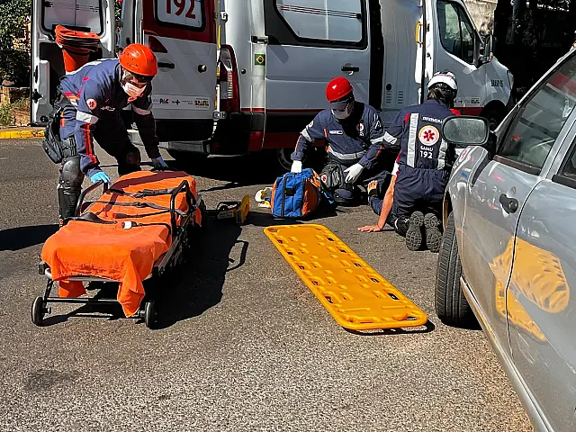 Ciclista fica ferida após colisão com carro no Bairro Alto, em Aquidauana