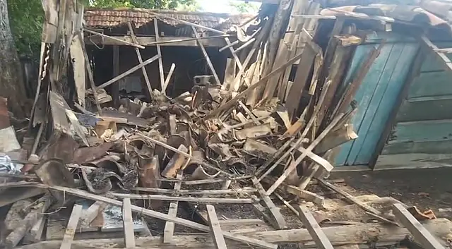 Parte de casa de madeira desaba no centro de Corumbá e moradores saem ilesos