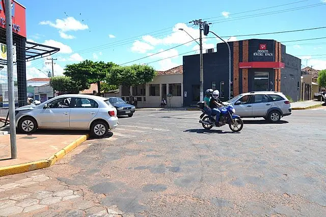Após batida, Gol invade calçada e atinge grade de garagem