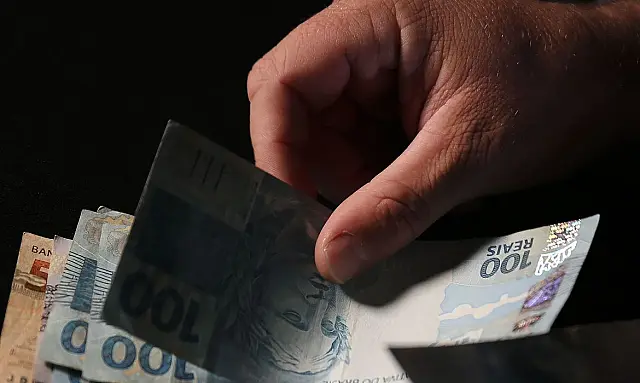 Caminhoneiros e taxistas recebem hoje parcela de auxílio