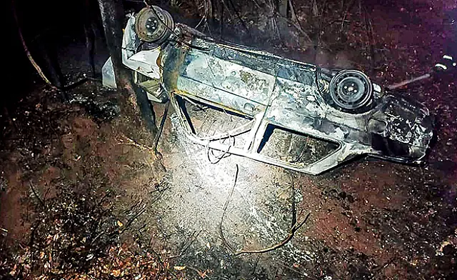 Pneu fura, carro descontrola e ainda pega fogo com família