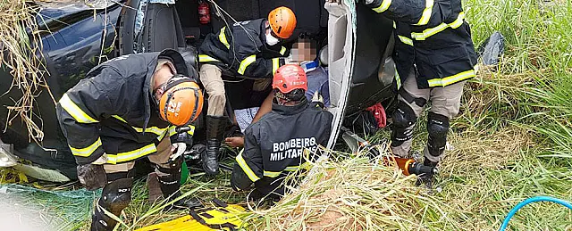 Carro capota na rodovia MS-450, rumo a Camisão, e deixa amigos presos nas ferragens
