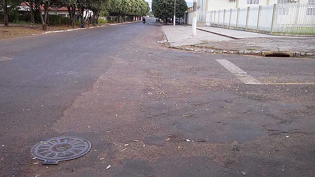 Sargento aposentado da PM fica ferido após colisão entre carro e moto