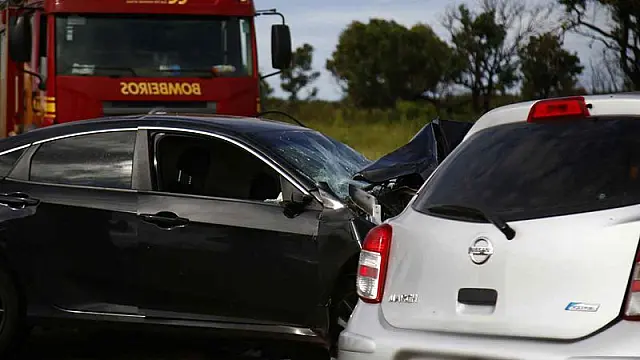 Casal morre prensado por motor de carro após colisão