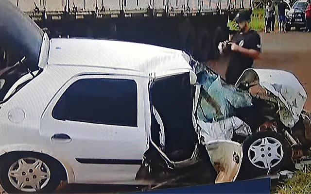 Caminhão vindo de Aquidauana destrói carro na Capital