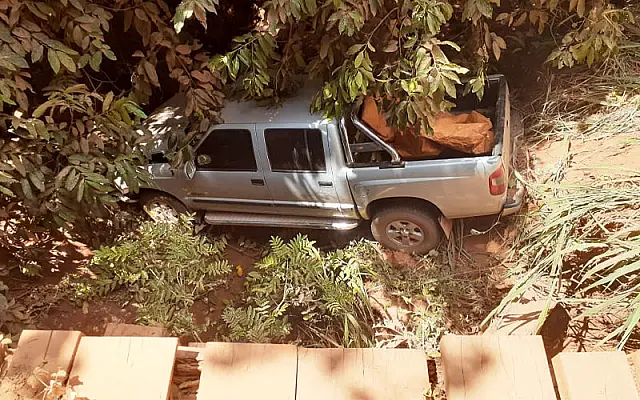 Ao dar passagem, caminhonete desce barranco no córrego do Japonês, em Anastácio