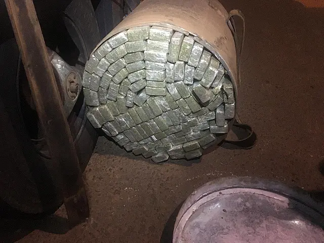 Policiais apreendem quase meia tonelada de maconha em tanque de combustível