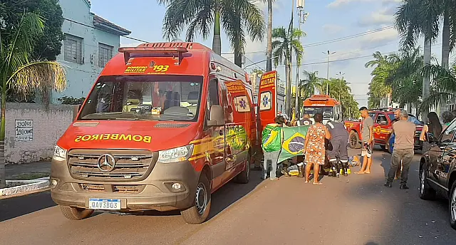 Motociclista bate em carro estacionado e é arremessado em avenida