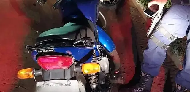 Fugindo de blitz, motorista abandona moto com mais de R$ 100 mil em multas