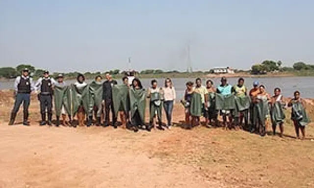 Trabalhadores ganham macacões de borracha para catar iscas e caranguejos no Pantanal