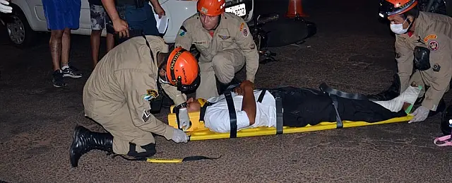 Rapaz de 25 anos acelera Uno em cruzamento com sinal fechado e colide em moto