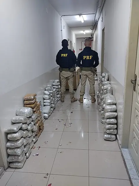 PRF prende casal e apreende mais de 200 kg de droga em ônibus