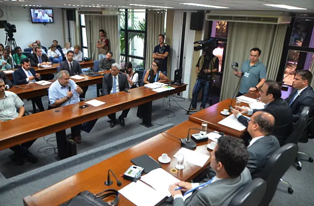 Relógios de luz serão removidos entre 18 a 26 para perícia; representantes da CPI acompanham