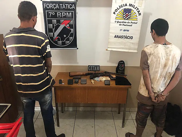 Dois são presos após roubarem e agredirem clientes em um bar de Anastácio