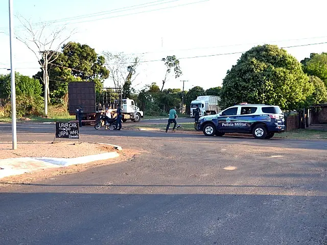 Jovens ficam feridos em acidente entre carro e moto em Anastácio