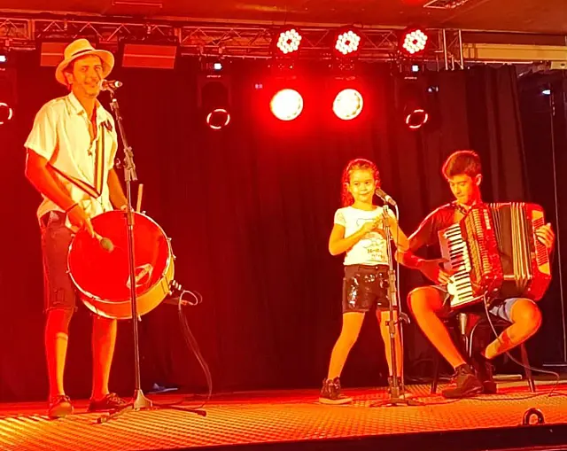 Trio Pai D2 encanta público na Noite Cultural de Anastácio