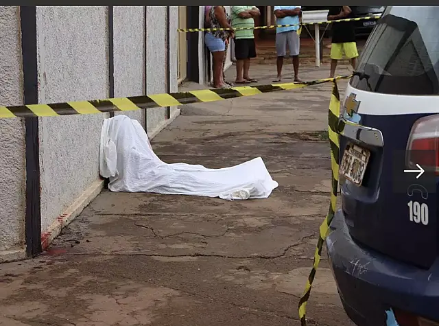Jovem morre encostado em muro após ser atingido por tiros na Capital