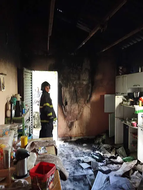 Incêndio atinge cozinha de residência em Corumbá