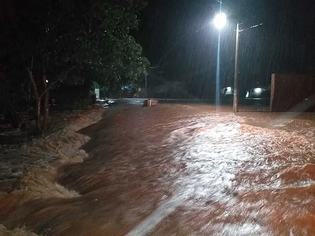 Temporal durante a madrugada causa alagamentos e deixa moradores ilhados em Corumbá