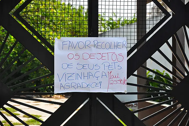 Morador do Bairro Alto escreve recado a mão: Favor recolher dejetos de pets