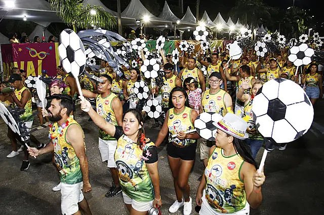 Mais de 6 mil foliões desfilam nos blocos oficiais de Corumbá