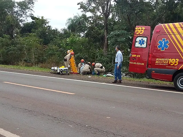 Após serem jogados pra fora da pista, pai e filho recebem alta de hospital