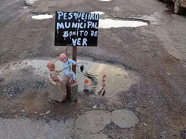 Rua cheia de buracos é alvo de protestos de moradores depois da volta da chuva