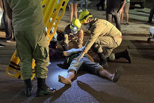 Pedestre fica ferido após ser atropelado por motocicleta