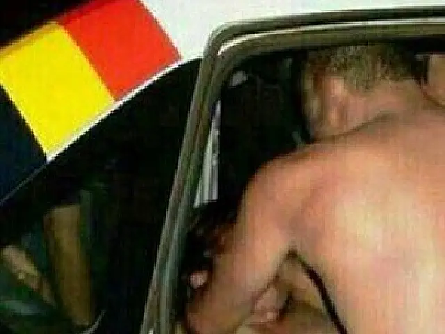 Fotos na web mostram supostos PMs fazendo sexo em viatura
