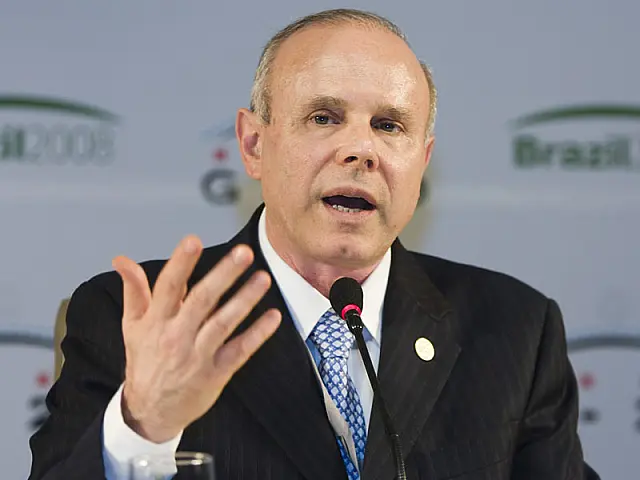 Mantega indica que haverá reajuste nos preços da gasolina neste ano