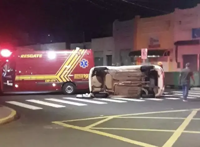 Após batida, veículo capota em avenida da Capital