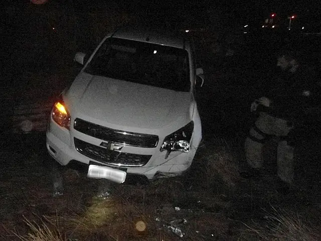 Caminhonete sai da pista na BR-262, em frente ao sítio Ana Paula