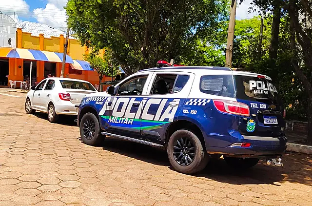Bêbado, homem agride esposa e tenta esfaqueá-la